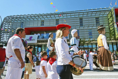 Noáin inicia sus fiestas entre danzas y espuma