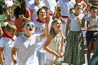 Noáin inicia sus fiestas entre danzas y espuma