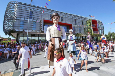 Noáin inicia sus fiestas entre danzas y espuma