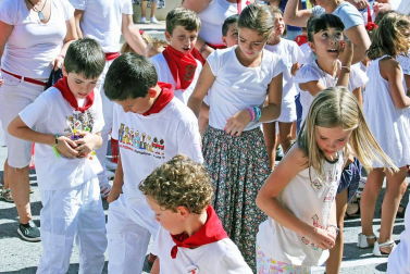 Noáin inicia sus fiestas entre danzas y espuma