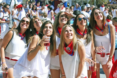 Noáin inicia sus fiestas entre danzas y espuma