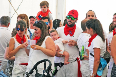 Noáin inicia sus fiestas entre danzas y espuma