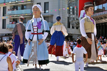 Noáin inicia sus fiestas entre danzas y espuma