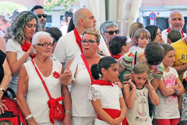 Noáin inicia sus fiestas entre danzas y espuma