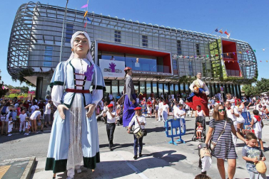 Noáin inicia sus fiestas entre danzas y espuma