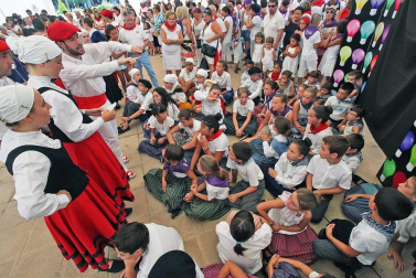 Noáin inicia sus fiestas entre danzas y espuma