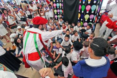 Noáin inicia sus fiestas entre danzas y espuma