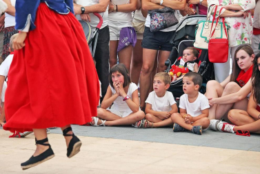 Noáin inicia sus fiestas entre danzas y espuma