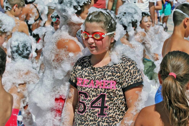 Noáin inicia sus fiestas entre danzas y espuma