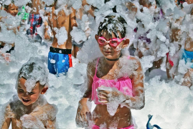 Noáin inicia sus fiestas entre danzas y espuma