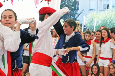Noáin inicia sus fiestas entre danzas y espuma