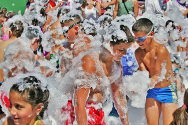 Noáin inicia sus fiestas entre danzas y espuma