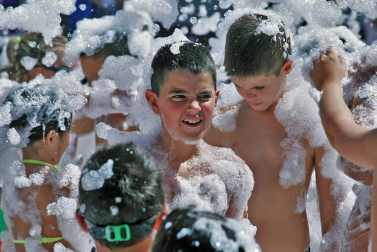 Noáin inicia sus fiestas entre danzas y espuma