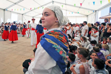 Noáin inicia sus fiestas entre danzas y espuma