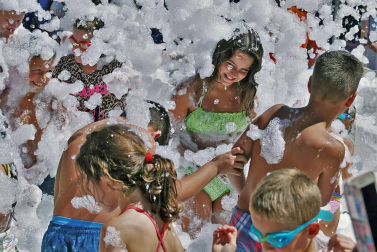 Noáin inicia sus fiestas entre danzas y espuma