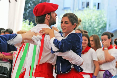 Noáin inicia sus fiestas entre danzas y espuma