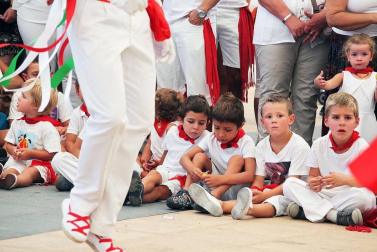 Noáin inicia sus fiestas entre danzas y espuma