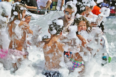 Noáin inicia sus fiestas entre danzas y espuma