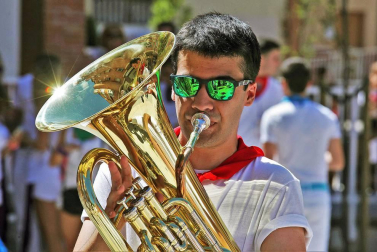 Noáin inicia sus fiestas entre danzas y espuma
