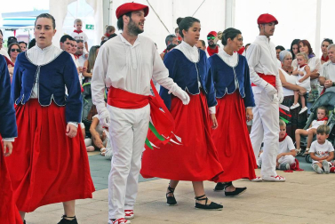 Noáin inicia sus fiestas entre danzas y espuma