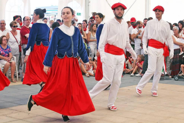 Noáin inicia sus fiestas entre danzas y espuma