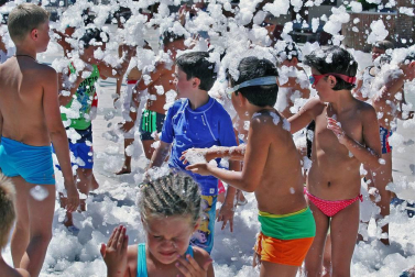 Noáin inicia sus fiestas entre danzas y espuma