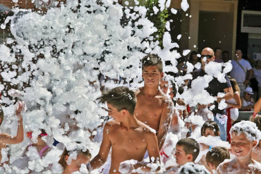 Noáin inicia sus fiestas entre danzas y espuma