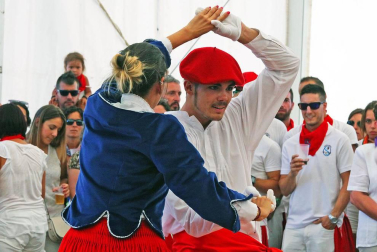 Noáin inicia sus fiestas entre danzas y espuma