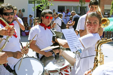 Noáin inicia sus fiestas entre danzas y espuma