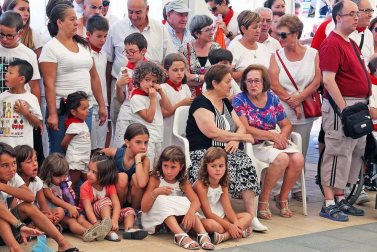 Noáin inicia sus fiestas entre danzas y espuma