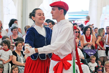 Noáin inicia sus fiestas entre danzas y espuma