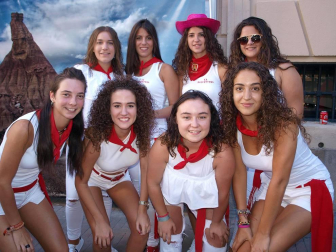 Dentro de la programación de las fiestas en honor a San Irineo, los vecinos de Valtierra celebraron el 22 de agosto el Día de las Peñas, cuyo acto central fue la comida popular que organizó el Club juvenil 'La Higuera' en la plaza de los fueros. Durante el banquete, la charanga 'Los artistas del gremio' amenizaron a todos los presentes con su música. La sobremesa prosiguió con un animado bingo y, finalmente, la orquesta Superhollywood se encargó de la verbena.