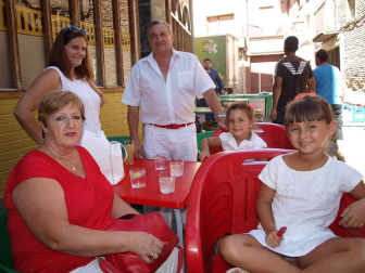 Dentro de la programación de las fiestas en honor a San Irineo, los vecinos de Valtierra celebraron el 22 de agosto el Día de las Peñas, cuyo acto central fue la comida popular que organizó el Club juvenil 'La Higuera' en la plaza de los fueros. Durante el banquete, la charanga 'Los artistas del gremio' amenizaron a todos los presentes con su música. La sobremesa prosiguió con un animado bingo y, finalmente, la orquesta Superhollywood se encargó de la verbena.