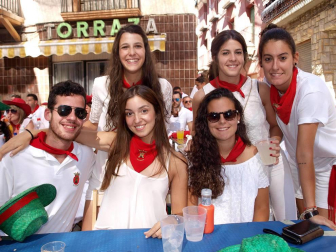 Dentro de la programación de las fiestas en honor a San Irineo, los vecinos de Valtierra celebraron el 22 de agosto el Día de las Peñas, cuyo acto central fue la comida popular que organizó el Club juvenil 'La Higuera' en la plaza de los fueros. Durante el banquete, la charanga 'Los artistas del gremio' amenizaron a todos los presentes con su música. La sobremesa prosiguió con un animado bingo y, finalmente, la orquesta Superhollywood se encargó de la verbena.