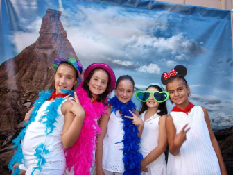 Dentro de la programación de las fiestas en honor a San Irineo, los vecinos de Valtierra celebraron el 22 de agosto el Día de las Peñas, cuyo acto central fue la comida popular que organizó el Club juvenil 'La Higuera' en la plaza de los fueros. Durante el banquete, la charanga 'Los artistas del gremio' amenizaron a todos los presentes con su música. La sobremesa prosiguió con un animado bingo y, finalmente, la orquesta Superhollywood se encargó de la verbena.