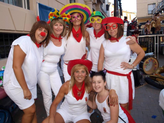 Dentro de la programación de las fiestas en honor a San Irineo, los vecinos de Valtierra celebraron el 22 de agosto el Día de las Peñas, cuyo acto central fue la comida popular que organizó el Club juvenil 'La Higuera' en la plaza de los fueros. Durante el banquete, la charanga 'Los artistas del gremio' amenizaron a todos los presentes con su música. La sobremesa prosiguió con un animado bingo y, finalmente, la orquesta Superhollywood se encargó de la verbena.