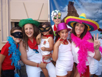 Dentro de la programación de las fiestas en honor a San Irineo, los vecinos de Valtierra celebraron el 22 de agosto el Día de las Peñas, cuyo acto central fue la comida popular que organizó el Club juvenil 'La Higuera' en la plaza de los fueros. Durante el banquete, la charanga 'Los artistas del gremio' amenizaron a todos los presentes con su música. La sobremesa prosiguió con un animado bingo y, finalmente, la orquesta Superhollywood se encargó de la verbena.
