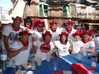Dentro de la programación de las fiestas en honor a San Irineo, los vecinos de Valtierra celebraron el 22 de agosto el Día de las Peñas, cuyo acto central fue la comida popular que organizó el Club juvenil 'La Higuera' en la plaza de los fueros. Durante el banquete, la charanga 'Los artistas del gremio' amenizaron a todos los presentes con su música. La sobremesa prosiguió con un animado bingo y, finalmente, la orquesta Superhollywood se encargó de la verbena.