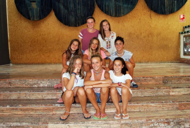 Entre el 17 y el 27 del presente mes de agosto se está celebrando en las instalaciones del Club Tenis Pamplona el Campeonato Navarro Absoluto de Tenis, que ha reunido en las pistas del citado club de la Calle Monjardín a 87 jugadores: 72 en el cuadro masculino y 17 en el femenino.