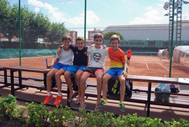 Entre el 17 y el 27 del presente mes de agosto se está celebrando en las instalaciones del Club Tenis Pamplona el Campeonato Navarro Absoluto de Tenis, que ha reunido en las pistas del citado club de la Calle Monjardín a 87 jugadores: 72 en el cuadro masculino y 17 en el femenino.