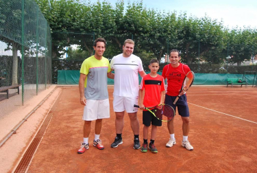 Entre el 17 y el 27 del presente mes de agosto se está celebrando en las instalaciones del Club Tenis Pamplona el Campeonato Navarro Absoluto de Tenis, que ha reunido en las pistas del citado club de la Calle Monjardín a 87 jugadores: 72 en el cuadro masculino y 17 en el femenino.