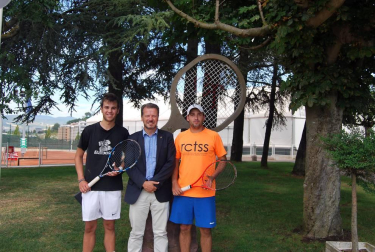 Entre el 17 y el 27 del presente mes de agosto se está celebrando en las instalaciones del Club Tenis Pamplona el Campeonato Navarro Absoluto de Tenis, que ha reunido en las pistas del citado club de la Calle Monjardín a 87 jugadores: 72 en el cuadro masculino y 17 en el femenino.
