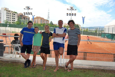Entre el 17 y el 27 del presente mes de agosto se está celebrando en las instalaciones del Club Tenis Pamplona el Campeonato Navarro Absoluto de Tenis, que ha reunido en las pistas del citado club de la Calle Monjardín a 87 jugadores: 72 en el cuadro masculino y 17 en el femenino.