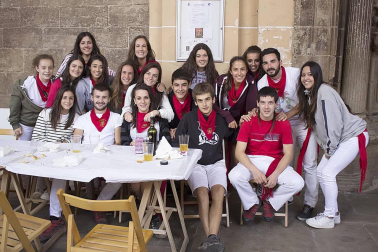 Del 14 al 20 de agosto, la localidad de Los Arcos celebró sus fiestas patronales. El cierre de la fiesta estuvo dedicado a los jóvenes, que se reunieron en el Cosillo para disfrutar de una comida popular organizada por la Asociación de Jóvenes Urantzia-Urantziako Gaztelekua. La charanga Malababa puso la nota musical en la sobremesa.