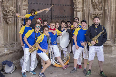 Del 14 al 20 de agosto, la localidad de Los Arcos celebró sus fiestas patronales. El cierre de la fiesta estuvo dedicado a los jóvenes, que se reunieron en el Cosillo para disfrutar de una comida popular organizada por la Asociación de Jóvenes Urantzia-Urantziako Gaztelekua. La charanga Malababa puso la nota musical en la sobremesa.