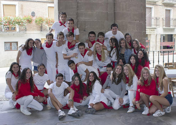 Del 14 al 20 de agosto, la localidad de Los Arcos celebró sus fiestas patronales. El cierre de la fiesta estuvo dedicado a los jóvenes, que se reunieron en el Cosillo para disfrutar de una comida popular organizada por la Asociación de Jóvenes Urantzia-Urantziako Gaztelekua. La charanga Malababa puso la nota musical en la sobremesa.