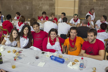 Del 14 al 20 de agosto, la localidad de Los Arcos celebró sus fiestas patronales. El cierre de la fiesta estuvo dedicado a los jóvenes, que se reunieron en el Cosillo para disfrutar de una comida popular organizada por la Asociación de Jóvenes Urantzia-Urantziako Gaztelekua. La charanga Malababa puso la nota musical en la sobremesa.