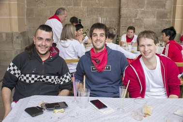 Del 14 al 20 de agosto, la localidad de Los Arcos celebró sus fiestas patronales. El cierre de la fiesta estuvo dedicado a los jóvenes, que se reunieron en el Cosillo para disfrutar de una comida popular organizada por la Asociación de Jóvenes Urantzia-Urantziako Gaztelekua. La charanga Malababa puso la nota musical en la sobremesa.