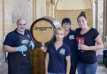 Del 14 al 20 de agosto, la localidad de Los Arcos celebró sus fiestas patronales. El cierre de la fiesta estuvo dedicado a los jóvenes, que se reunieron en el Cosillo para disfrutar de una comida popular organizada por la Asociación de Jóvenes Urantzia-Urantziako Gaztelekua. La charanga Malababa puso la nota musical en la sobremesa.