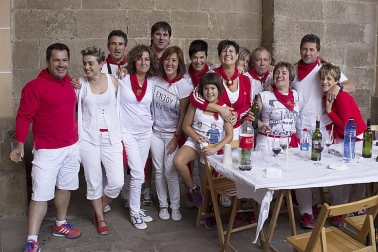 Del 14 al 20 de agosto, la localidad de Los Arcos celebró sus fiestas patronales. El cierre de la fiesta estuvo dedicado a los jóvenes, que se reunieron en el Cosillo para disfrutar de una comida popular organizada por la Asociación de Jóvenes Urantzia-Urantziako Gaztelekua. La charanga Malababa puso la nota musical en la sobremesa.